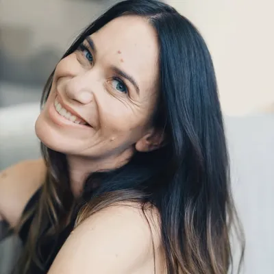 Genevieve & Kin | Jesus loving Content Creator profile