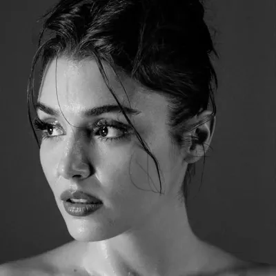 Hande Erçel Outfits profile