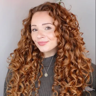 Hannah 🦁 | Wavy Curly Haircare