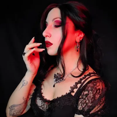 Hekate🥀Romantic Vampire•Fashion Content Creator• profile