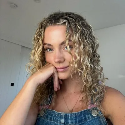 HOLLY BROOKS profile