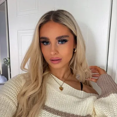 Holly White profile