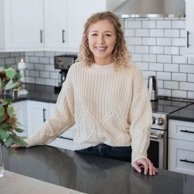 Hungry Twenties | Kat Hayes profile