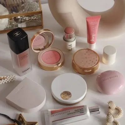 DBEAUTYLOUNGEINDIA INTERNATIONAL AUTHENTIC MAKEUP INDIA. profile