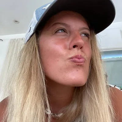 isa Salinas the normal profile