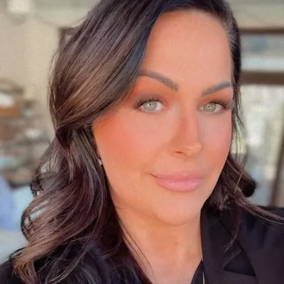 Jen Russo • top mentor & makeup artist profile