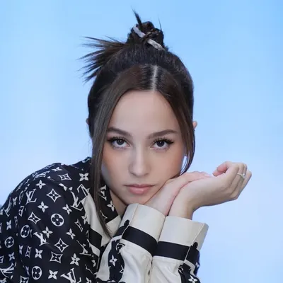 J Lou 林欣 profile