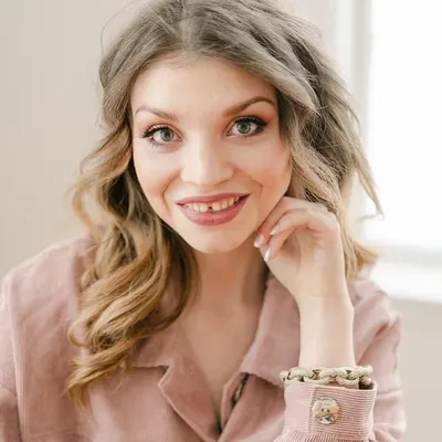 Johanna Stromberg/ hair makeup profile