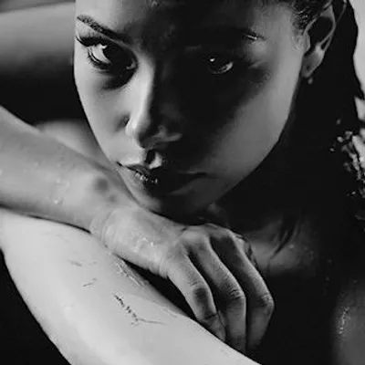 Jessica Parker Kennedy profile