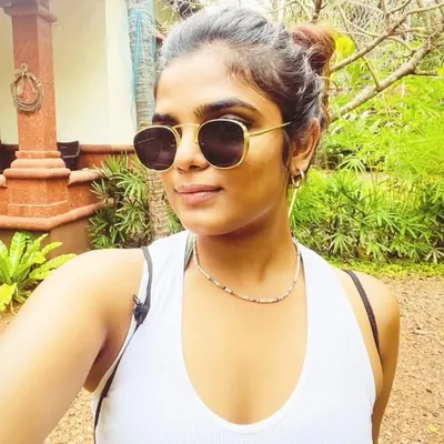 Juhi Chauhan profile
