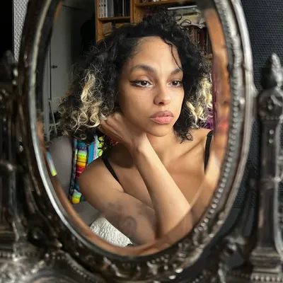 Julya Antoinette profile
