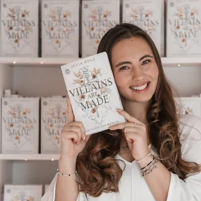 Julia Holz | Bookstagram profile