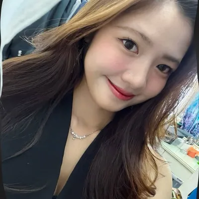 Julia Cheah 依惠;) profile