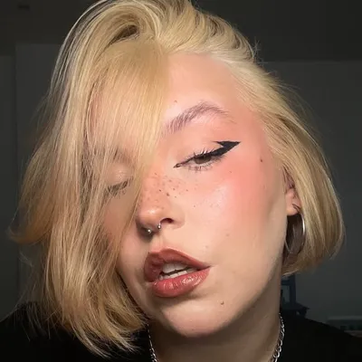 Julia Compton profile