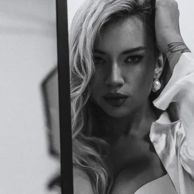 Julia Damia profile