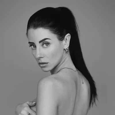 JULIA CARINA ๐ profile