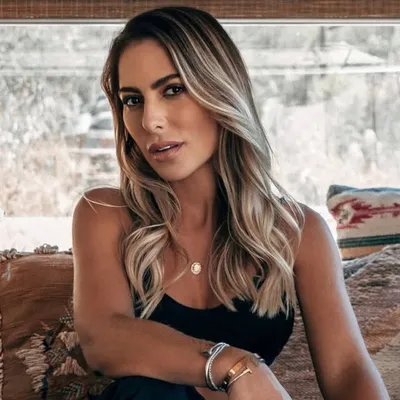 Julia Faria profile