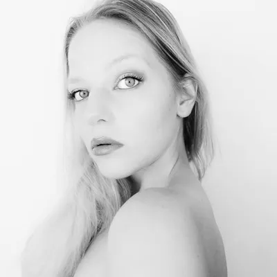 Julie ︙ UGC / Content Creator / Paris📍 profile