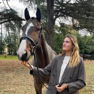Julie Simonet Instagram profile photo
