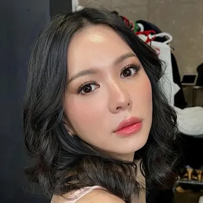 Julie Taslim profile
