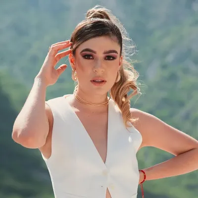KATE BOTELLO profile