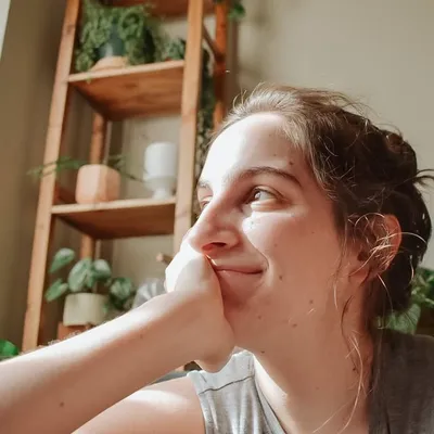 Ari + a buncha plants profile