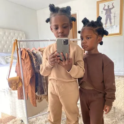 Knixia and Knaomi Smith profile