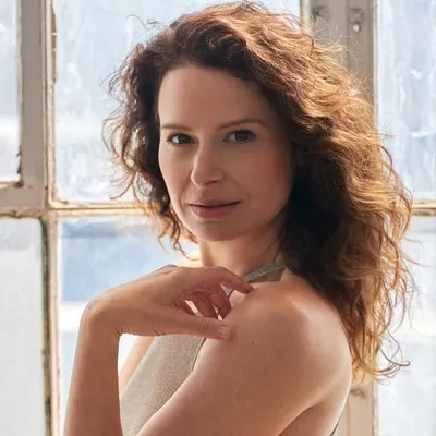 Katie Lowes profile