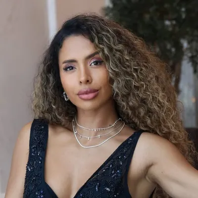 Zee 🤍 | Mentor Business | Investisseuse | Conférencière profile