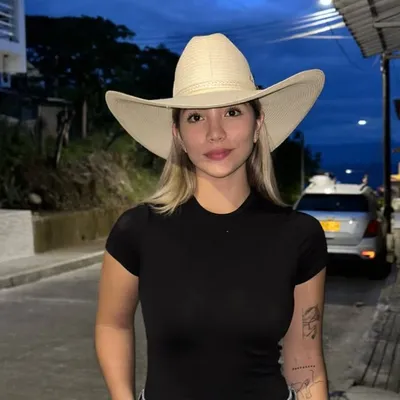 Laura Pastrana Pérez 🐴🤠🛩️ profile