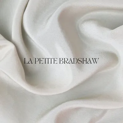La petite bradshaw profile