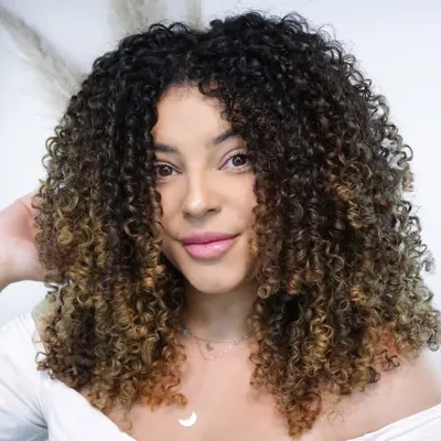 Larissa Rezende | Cachos e Makes profile