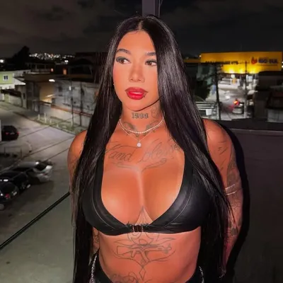 L A R I S S A 👽 profile