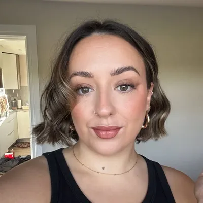 L A U R A D E M P S E Y profile
