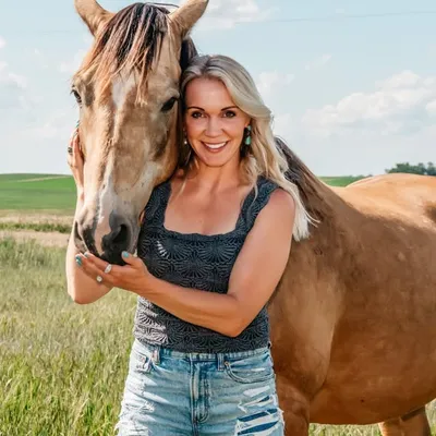 Laura Benson | Ecom brand coach for women profile