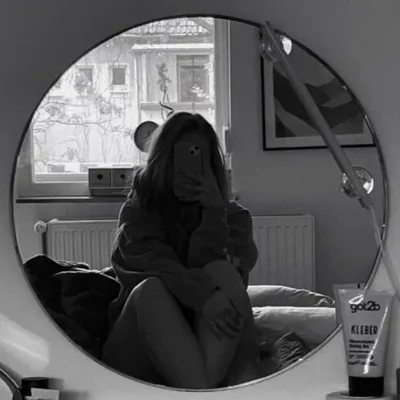 laura. profile