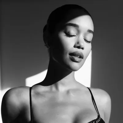 LAURA HARRIER profile