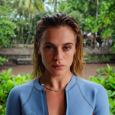 Laura Crane. profile
