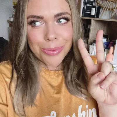 LAURA LOUISE profile