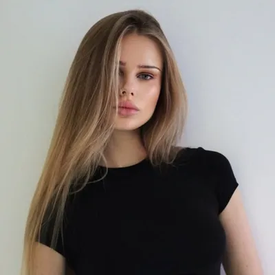 Laura Julia profile