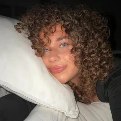 LAURA VOYELLE profile