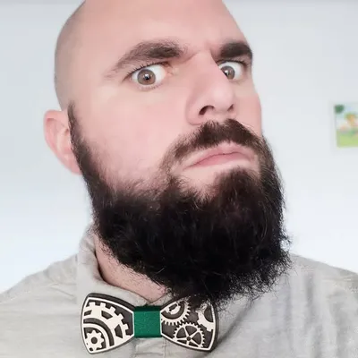 Le barbu qui brode profile