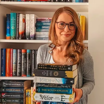 Leah | fantasy bookstagram + author services profile