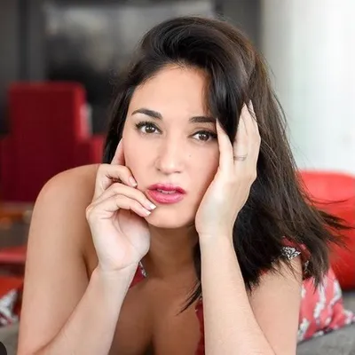 Lesslie Caro profile