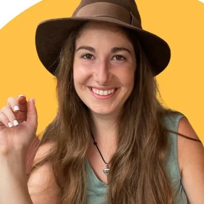 Liz | Copywriting Courses + Podcast profile