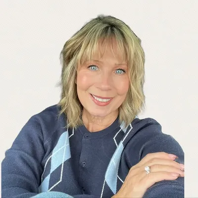 LAUNA / confident, stylish living at every age profile
