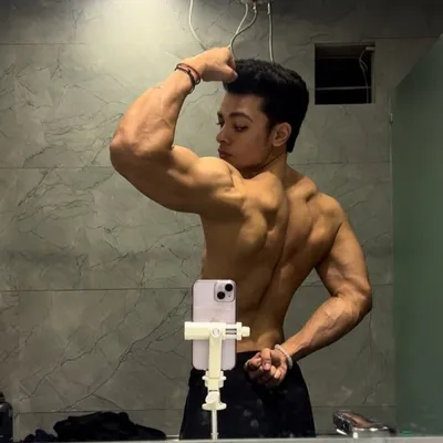 Om🥷 profile