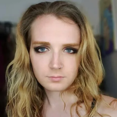 Lily Apolloni profile