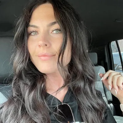 Lindsay Hartwell profile