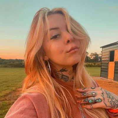 LINDSEE BEE profile